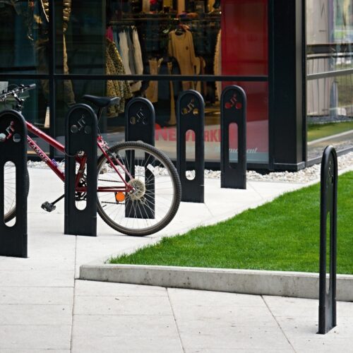 Fiets-aanleunbeugel Santo. Het fietsenrek Santo biedt niet alleen een veilige parkeerplek voor fietsen, maar verhoogt ook de uitstraling van uw omgeving dankzij het minimalistische design.