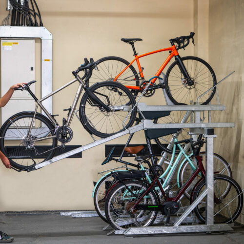 Tweelaags fietsenrek 2Tier+ 28 Het Pro2Tier+ systeem biedt ongekend bedieningsgemak dankzij een ergonomisch ontwerp en krachtige 1200N gasveer. Parkeer uw fiets zonder inspanning, elke dag opnieuw.