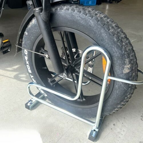 Inclusief bevestigingsmateriaal. Fietsenrek RAD 1. Leverbaar in verzinkt staal en in een luxe rvs uitvoering.