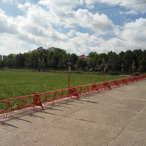 Fietsenrek Recoaro 7 Fietsenrekken model Recearo gecoat ral 3000. Met het fietsenrek model Recearo kiest u voor een duurzame, veilige en stijlvolle oplossing voor fietsparkeren. Diverse fraaie ral kleuren leverbaar.