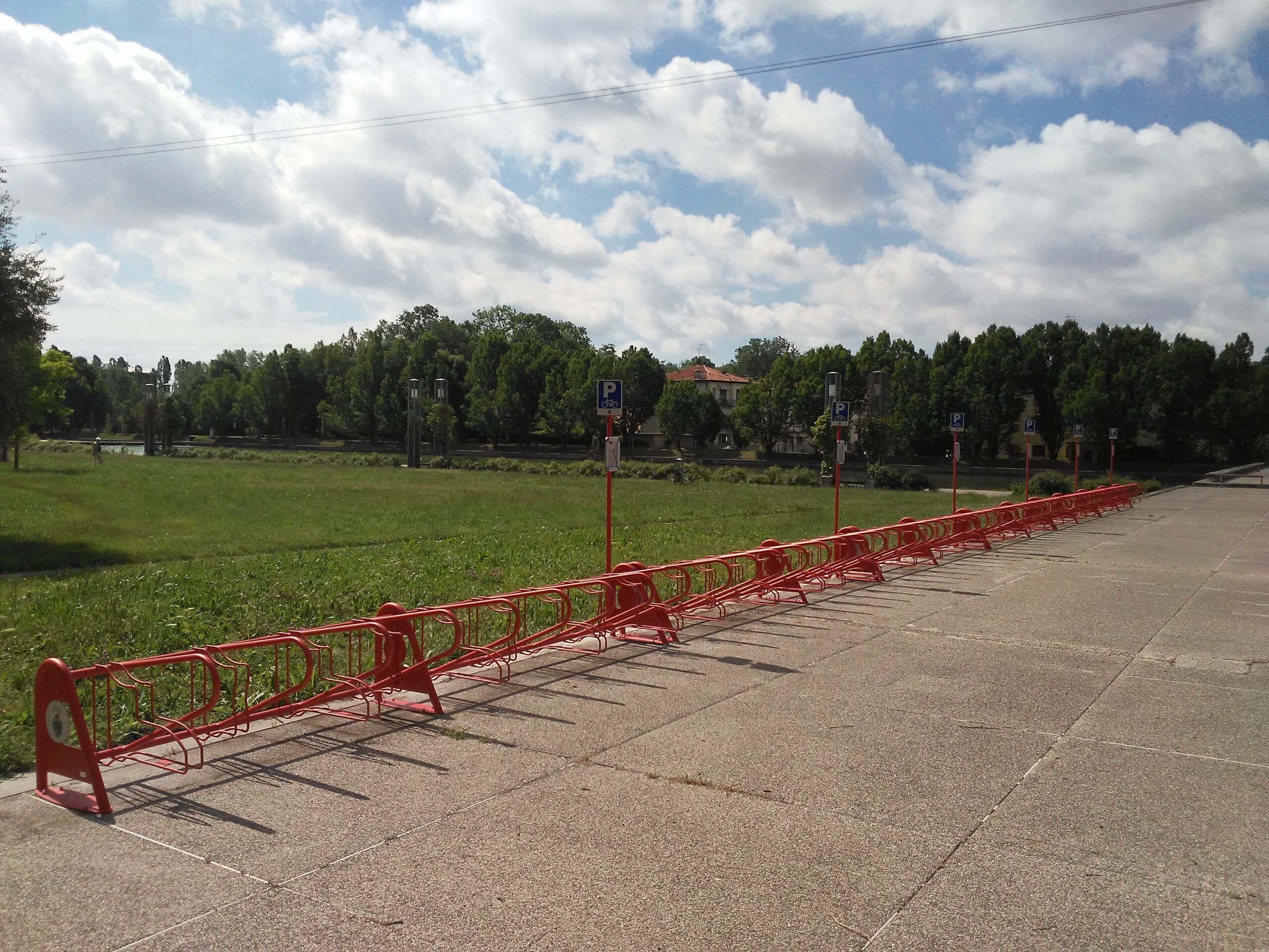 Fietsenrek Recoaro 2 Fietsenrekken model Recearo gecoat ral 3000. Met het fietsenrek model Recearo kiest u voor een duurzame, veilige en stijlvolle oplossing voor fietsparkeren. Diverse fraaie ral kleuren leverbaar.