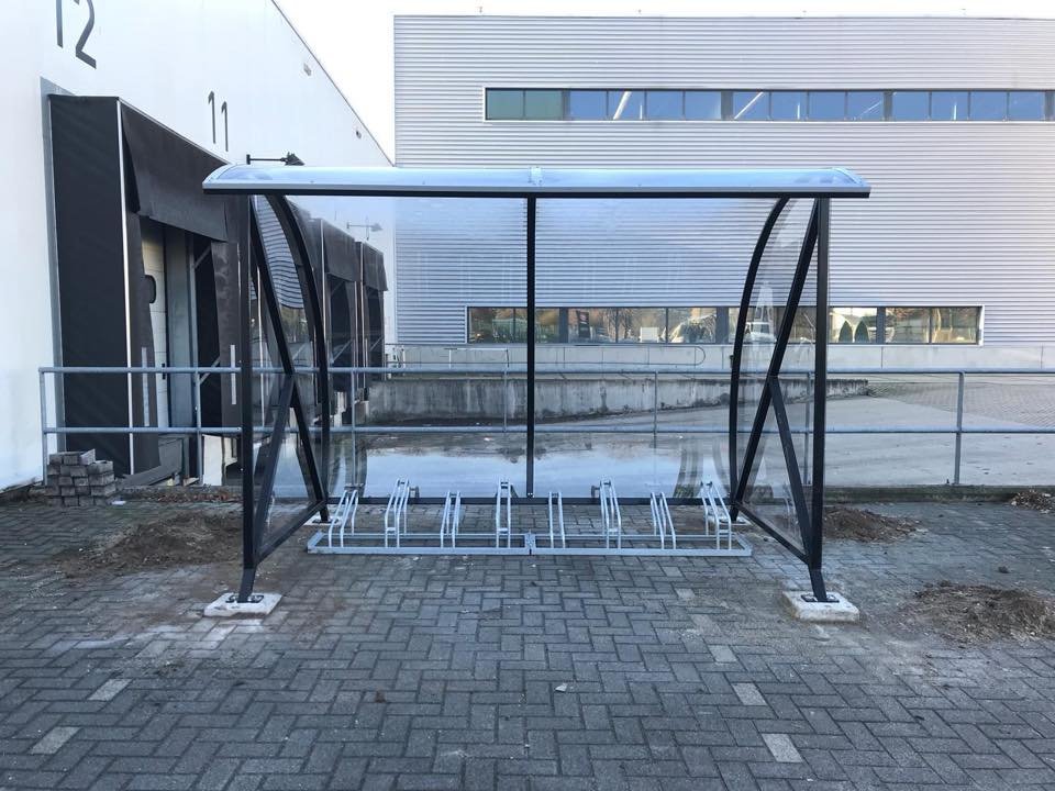 Fietsoverkapping BF1000 - AANBIEDING 6 Afgebeeld de 3 meter uitvoering van deze fraaie overdekte fietsenstalling - rijwieloverkapping BF1000, voorzien van onze hoog-laag fietsenrekken, model 1000