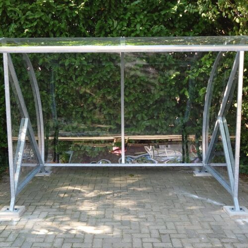 Fietsoverkapping BF1000 - AANBIEDING 109 Deze duurzame fietsoverkapping is ideaal voor bedrijven en scholen die een betrouwbare, onderhoudsarme en stijlvolle oplossing zoeken voor fietsparkeren.