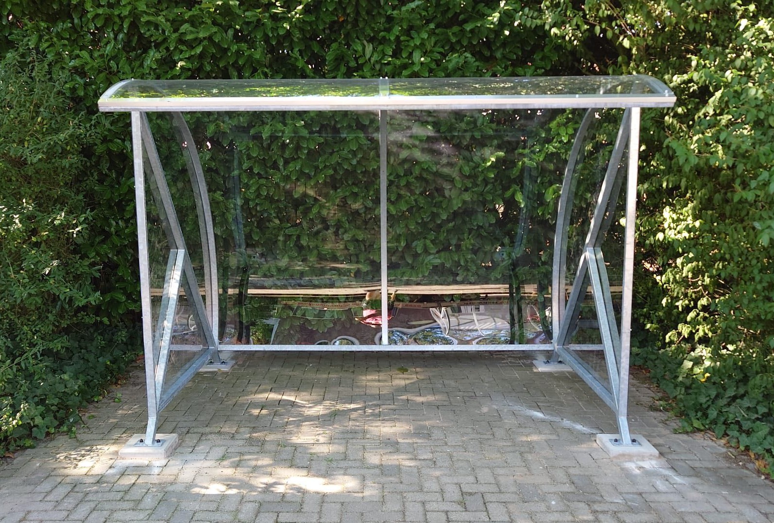 Fietsoverkapping BF1000 - AANBIEDING 52 Deze duurzame fietsoverkapping is ideaal voor bedrijven en scholen die een betrouwbare, onderhoudsarme en stijlvolle oplossing zoeken voor fietsparkeren.