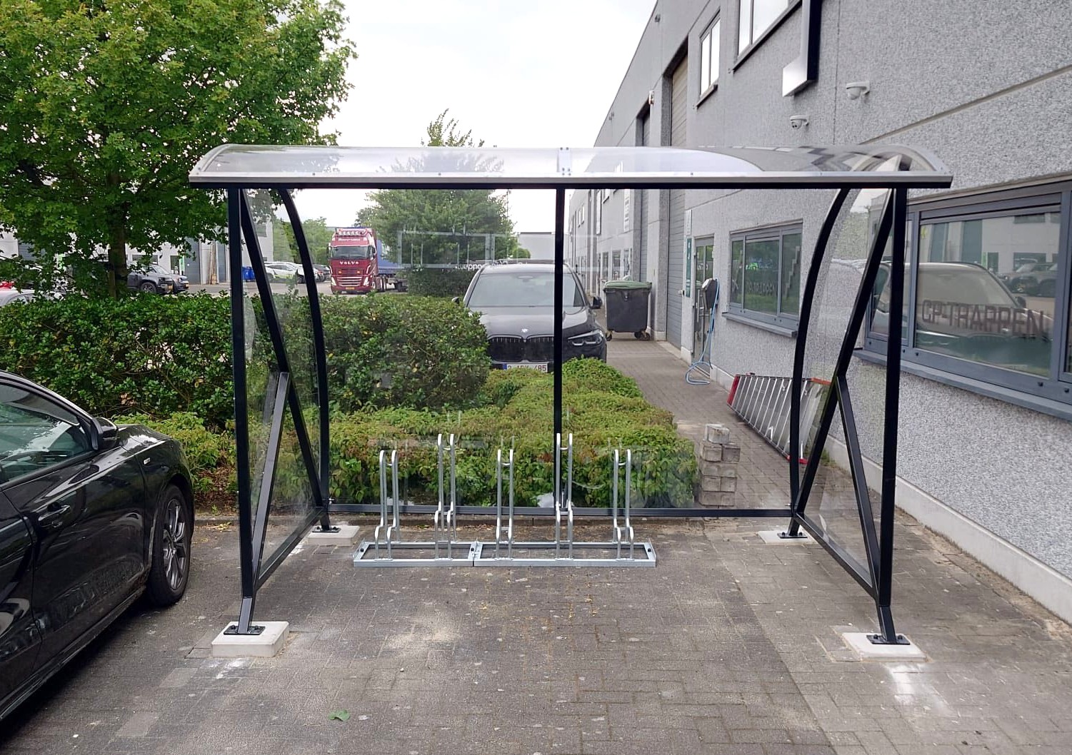 Fietsoverkapping BF1000 - AANBIEDING 51 De BF1000 is de perfecte overkapping voor wie zoekt naar een nette, praktische en onderhoudsarme oplossing voor fietsen of rokers.