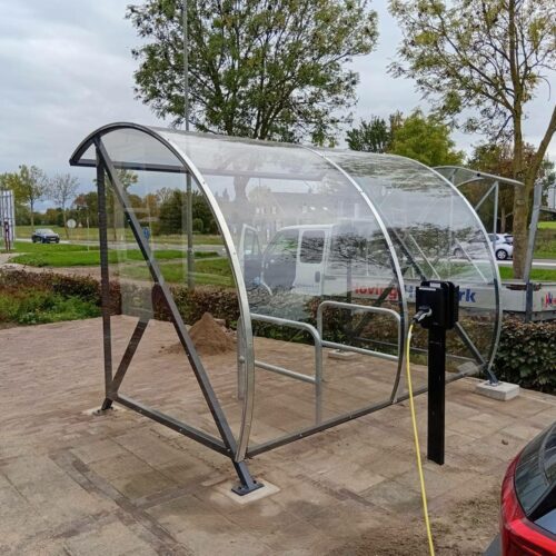 Fietsoverkapping BF1000 - AANBIEDING 60 Onze BF1000 fietsoverkapping lengte 3 meter met fiets aanleunbeugels in Deursen_Dennenburgh