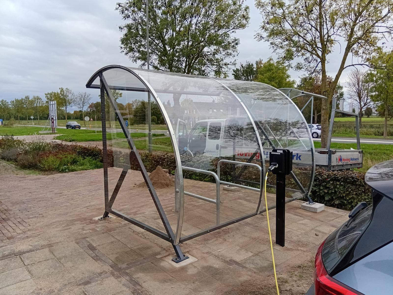 Fietsoverkapping BF1000 - AANBIEDING 3 Onze BF1000 fietsoverkapping lengte 3 meter met fiets aanleunbeugels in Deursen_Dennenburgh