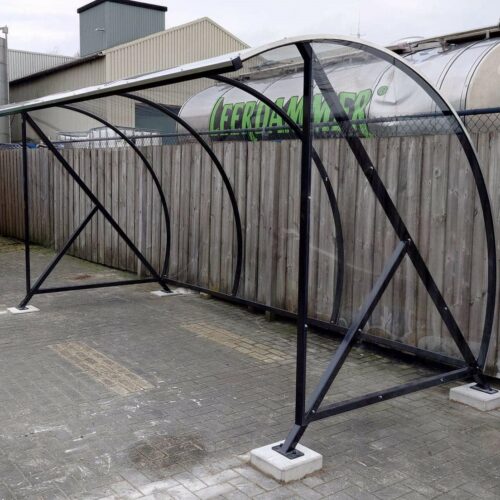 Fietsoverkapping BF1000 - AANBIEDING 106 Uitgevoerd in diepzwart, lengte 4 meter. Fietsoverkapping BF1000. Ideaal voor 10 fietsen. Een betaalbare fietsoverkapping van topkwaliteit bestellen? Profiteer van de scherpe prijs én montage bij de robuuste BF1000!