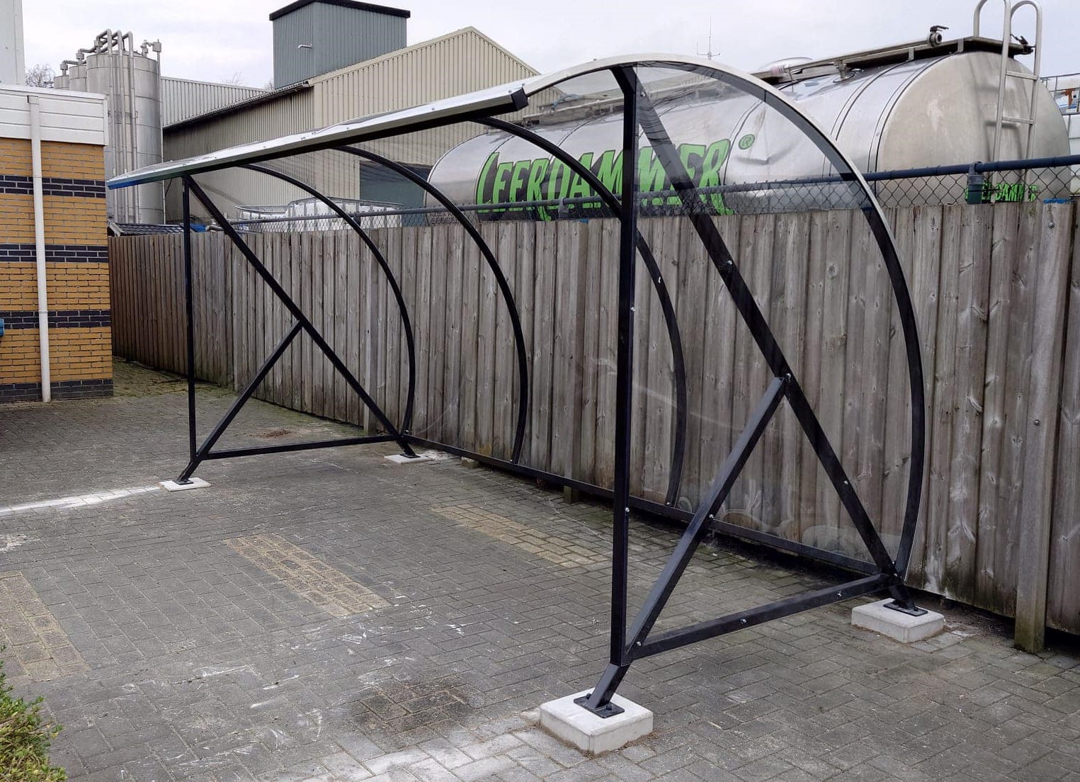 Fietsoverkapping BF1000 - AANBIEDING 49 Uitgevoerd in diepzwart, lengte 4 meter. Fietsoverkapping BF1000. Ideaal voor 10 fietsen. Een betaalbare fietsoverkapping van topkwaliteit bestellen? Profiteer van de scherpe prijs én montage bij de robuuste BF1000!