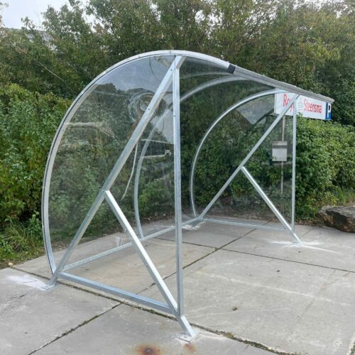 Fietsoverkapping BF1000 - AANBIEDING 90 De fietsoverkapping BF1000 is niet alleen functioneel, maar ook een ware blikvanger op elk buitenterrein dankzij zijn hoogwaardige afwerking, robuuste constructie en moderne, duurzame uitstraling die perfect aansluit bij iedere omgevin