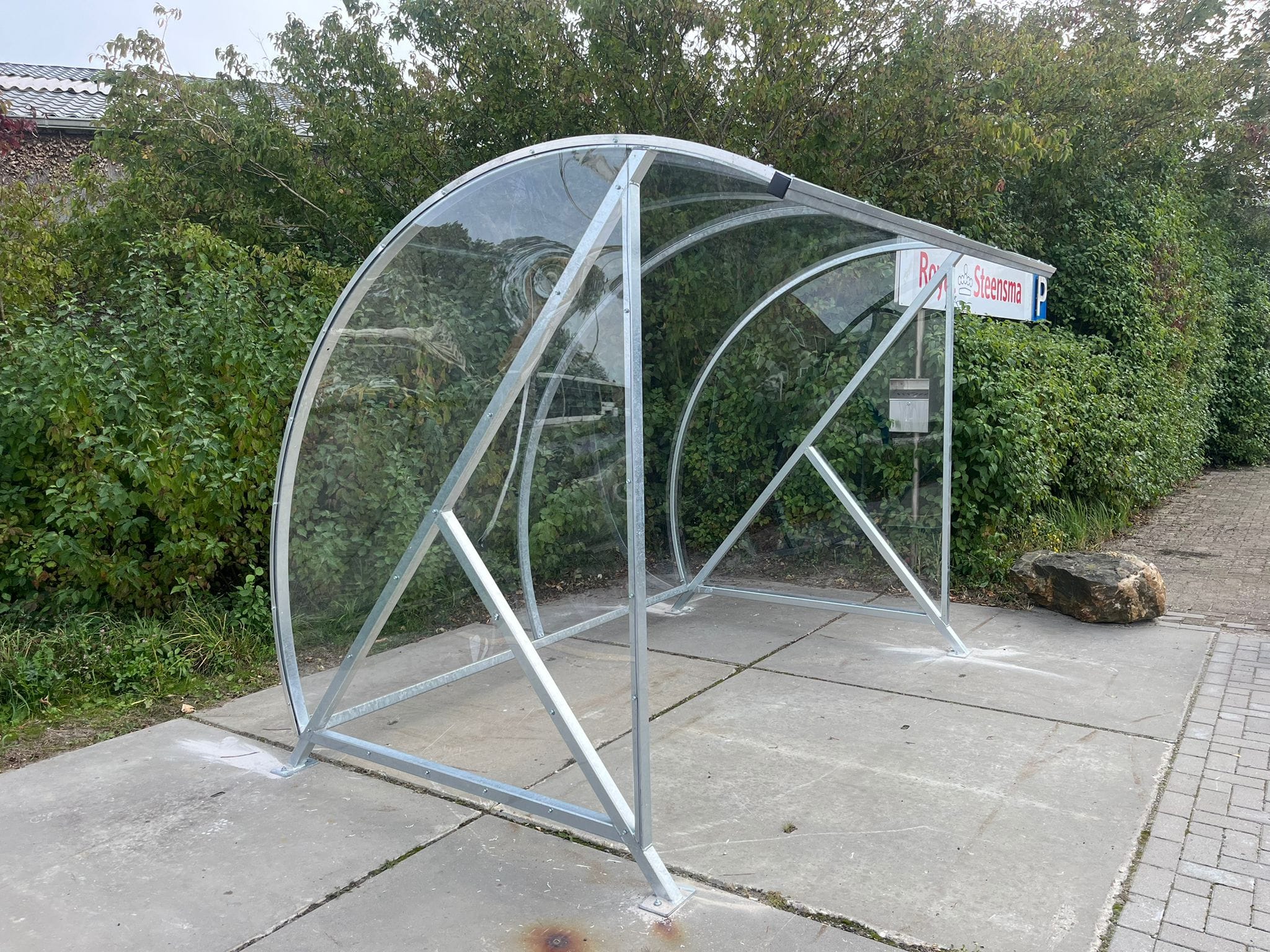 Fietsoverkapping BF1000 - AANBIEDING 33 De fietsoverkapping BF1000 is niet alleen functioneel, maar ook een ware blikvanger op elk buitenterrein dankzij zijn hoogwaardige afwerking, robuuste constructie en moderne, duurzame uitstraling die perfect aansluit bij iedere omgevin