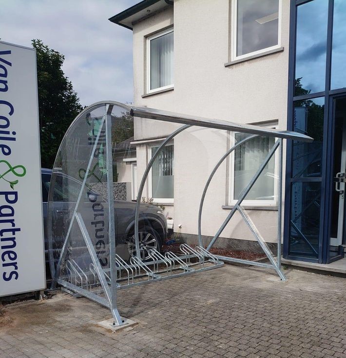 Fietsoverkapping BF1000 - AANBIEDING 19 Fietsoverkapping BF1000. 3 meter verzinkt met onze hoog-laag fietsenrekken (8 plekken)