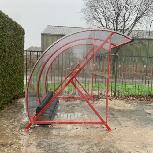 Fietsoverkapping BF1000 - AANBIEDING 80 Uitgevoerd in het rood, door het bede kleurenpallet dat we aanbieden kunt u deze voordelige fietsoverkapping, perfect bij uw huisstijl aan laten sluiten.