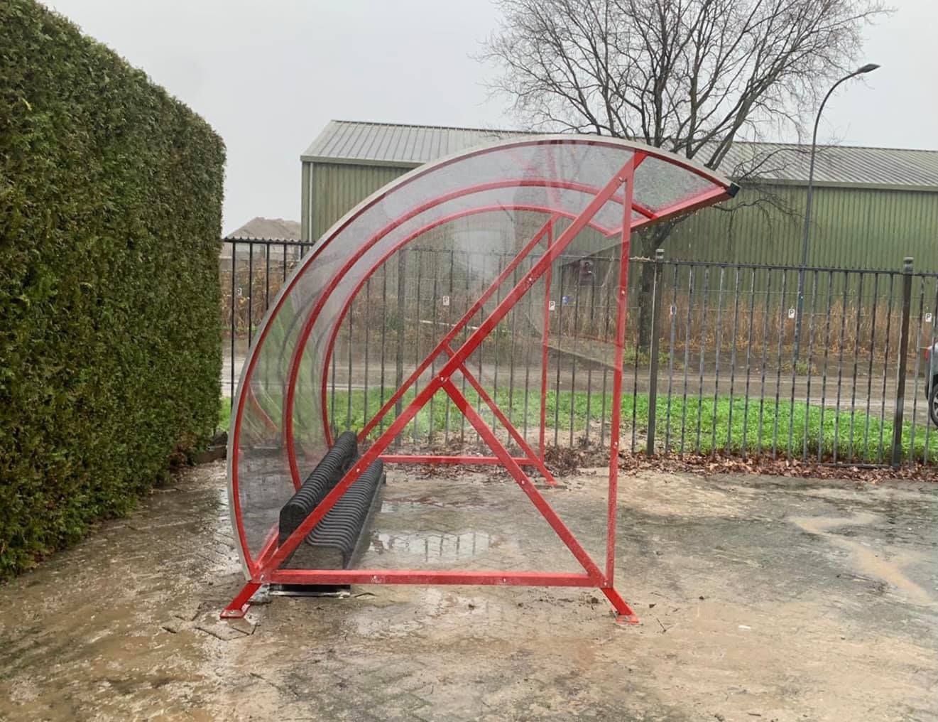 Fietsoverkapping BF1000 - AANBIEDING 23 Uitgevoerd in het rood, door het bede kleurenpallet dat we aanbieden kunt u deze voordelige fietsoverkapping, perfect bij uw huisstijl aan laten sluiten.