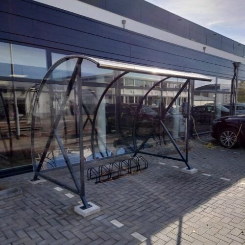 Fietsoverkapping BF1000 - AANBIEDING 99 De fietsoverkapping BF1000 biedt met gemak plaats aan 8 fietsen, waardoor het perfect geschikt is voor scholen, bedrijven en sportverenigingen die op zoek zijn naar een nette en veilige parkeerplek voor hun medewerkers of bezoekers.