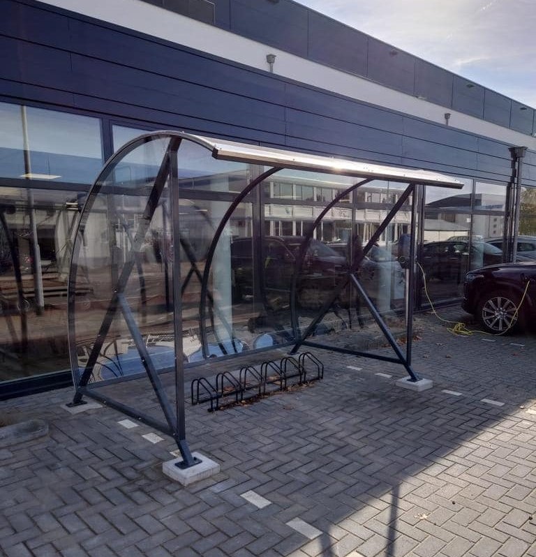 Fietsoverkapping BF1000 - AANBIEDING 42 De fietsoverkapping BF1000 biedt met gemak plaats aan 8 fietsen, waardoor het perfect geschikt is voor scholen, bedrijven en sportverenigingen die op zoek zijn naar een nette en veilige parkeerplek voor hun medewerkers of bezoekers.