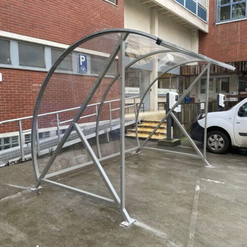 Fietsoverkapping BF1000 - AANBIEDING 89 Ideaal als fietsoverkapping en rokersabri. De BF1000 van SKWshop. Hoer gemonteerd op een betonplaat.
