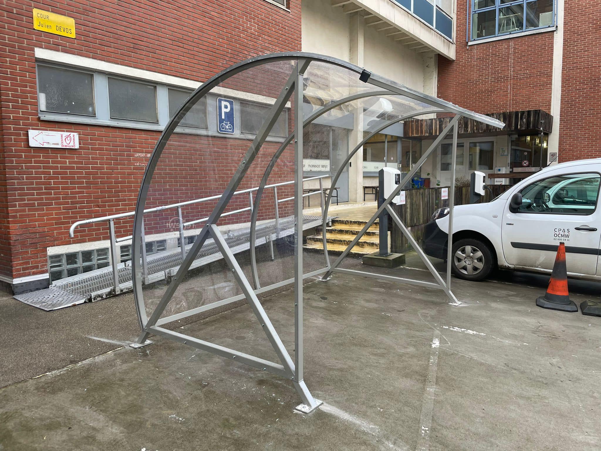 Fietsoverkapping BF1000 - AANBIEDING 32 Ideaal als fietsoverkapping en rokersabri. De BF1000 van SKWshop. Hoer gemonteerd op een betonplaat.