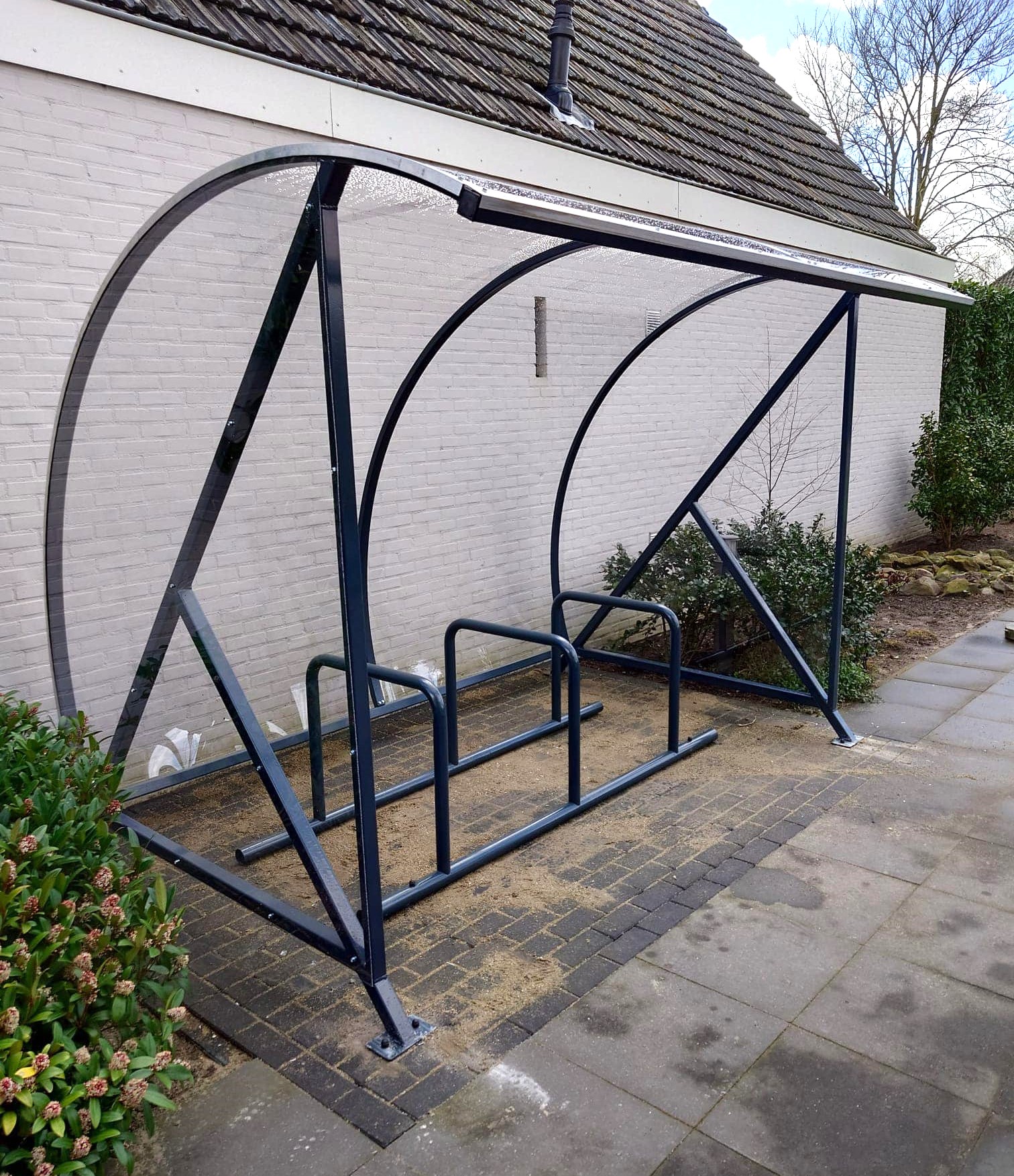 Fietsoverkapping BF1000 - AANBIEDING 5 Fietsoverkapping BF1000 ral 9003 met aanleunbeugels verplaatsbaar ral 9005