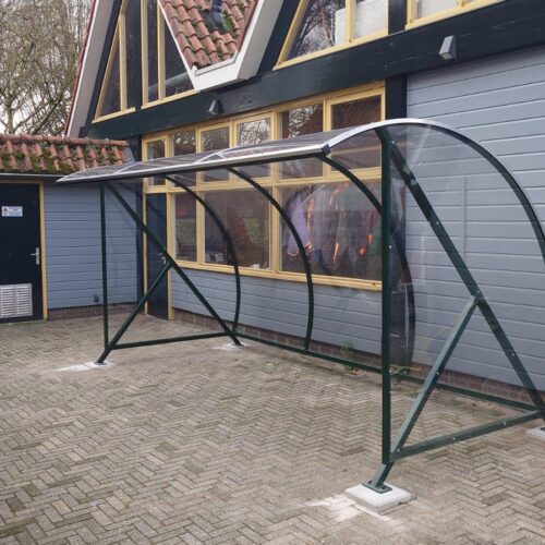 Fietsoverkapping BF1000 - AANBIEDING 64 De 4 meter uitvoering van deze overdekte fietsenstalling c.q. fietsoverkapping in ral 9005 Ideaal voor 10 fietsen. Volledig gemonteerd geleverd, inclusief prefab funderingen 30x30cm.
