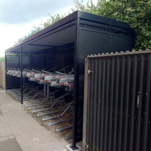 Tweelaags fietsenrek 2Tier+ 17 Onze fietsoverkapping model Hagen in een extra hoge uitvoering voorzien van tweelaags fietsenrekken