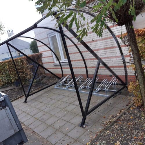 Fietsoverkapping BF1000 - AANBIEDING 71 Onze fietsoverkapping model BF1000, hier uitgevoerd met onze hoog-laag fietsenrekken, verzinkt. De fietsoverkapping zelf (lengte 3 meter) is uitgevoerd in diepzwart, ral 9005.