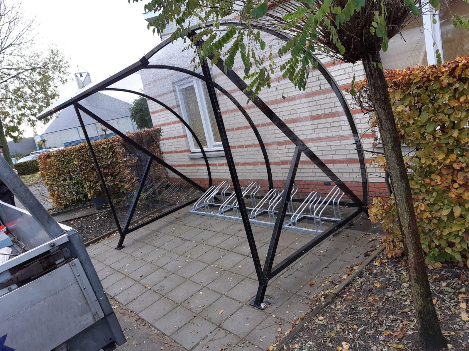 Fietsoverkapping BF1000 - AANBIEDING 14 Onze fietsoverkapping model BF1000, hier uitgevoerd met onze hoog-laag fietsenrekken, verzinkt. De fietsoverkapping zelf (lengte 3 meter) is uitgevoerd in diepzwart, ral 9005.