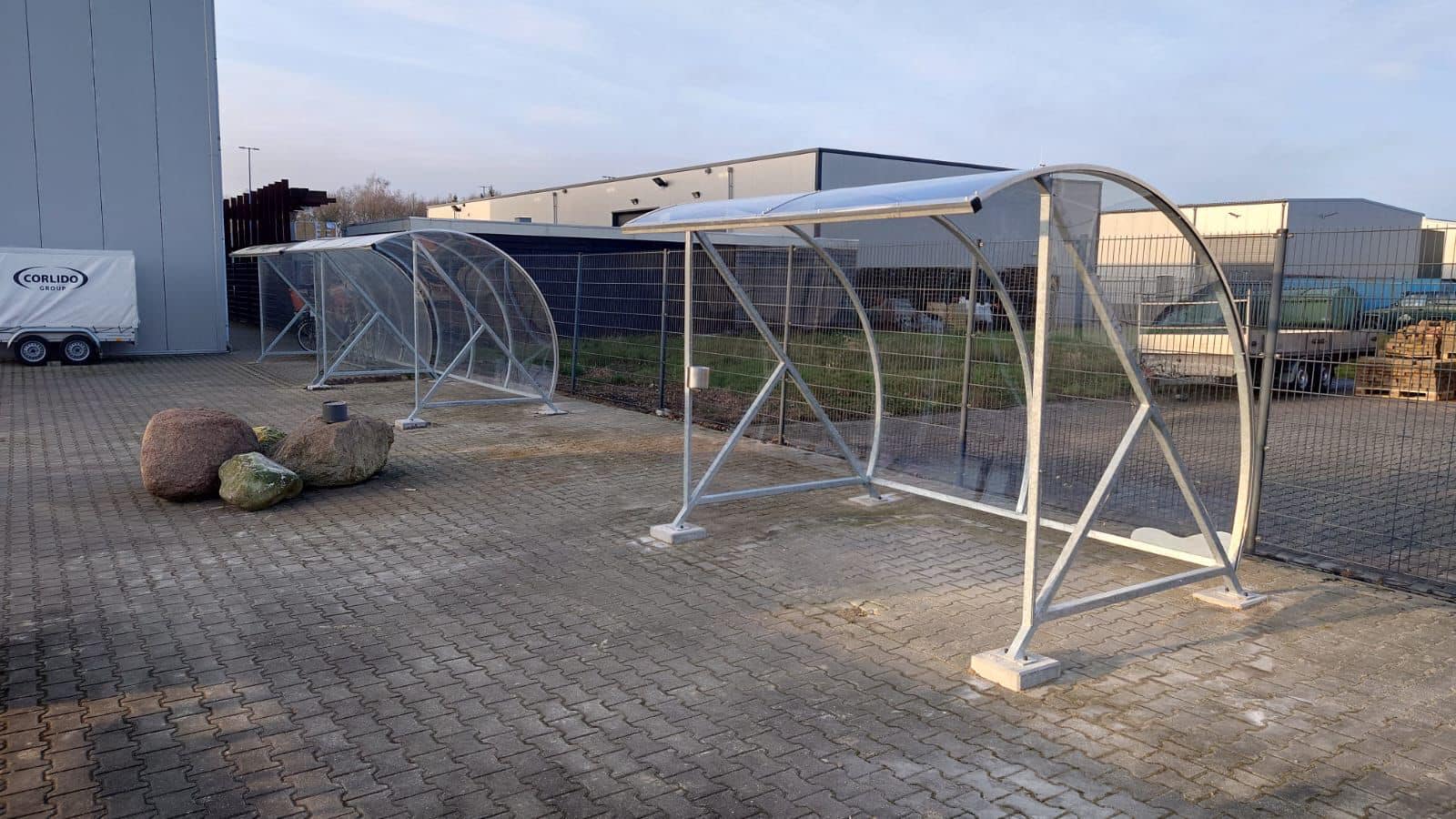 Fietsoverkapping BF1000 - AANBIEDING 27 Drie van deze voordelige en duurzame fietsoverkappingen bij Corlido in Emmen. Fietsoverkapping kopen? Model BF1000, onze top aanbieding!