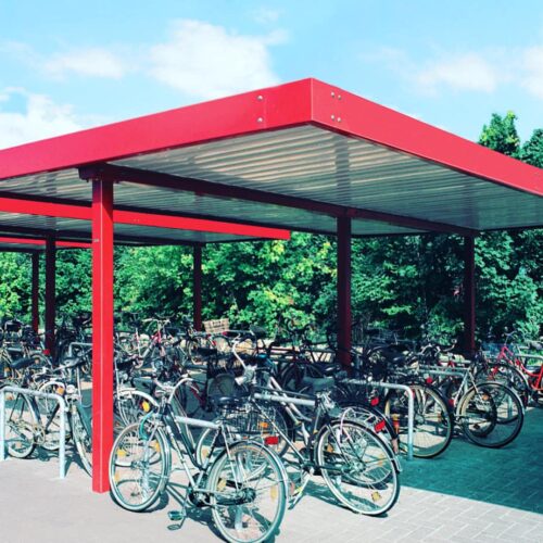 Drie fietsoverkappingen Dublin 4.3 x 5 meter naaste elkaar. Uitgevoerd in een frisse rode ral kleur.