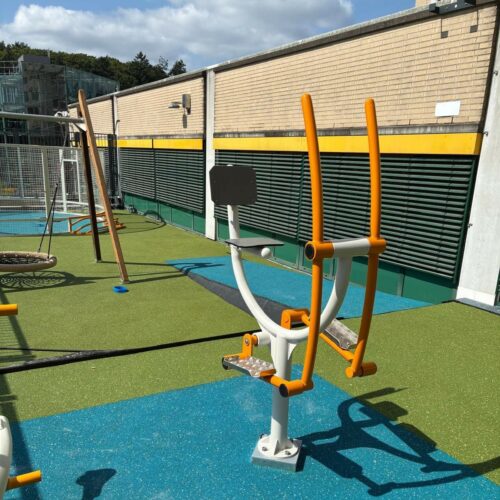 Buiten fitness toestel Excersise Bike 19 Buitenfitnesstoestellen voor messcherpe prijzen. Afgebeeld buitenfitnessapparaat de Excersise Bike outdoor.