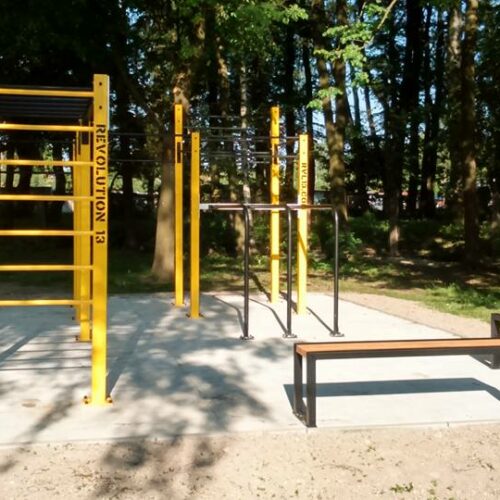Buitenfitness dipbench 7 Deze outdoor fitnessbankjes zijn ook als zitbanken geschikt.