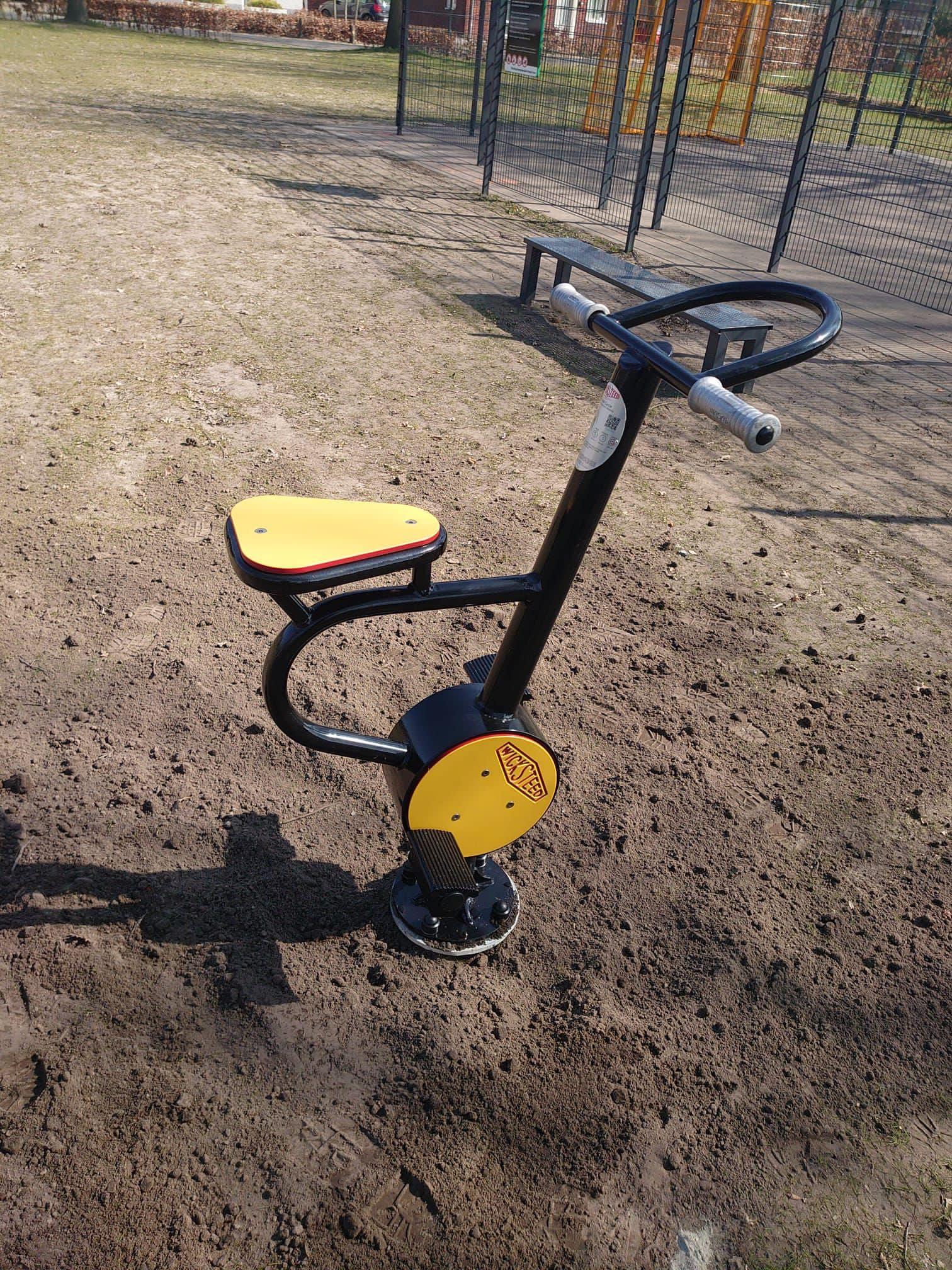 Buitenfitness toestel Surfer 6 FZL biedt robuuste, weerbestendige fitnesstoestellen voor buiten die voldoen aan de eisen van het topsegment.