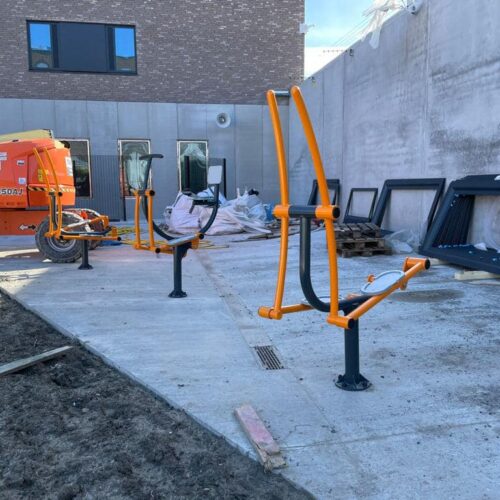 Buiten fitness toestel de Triple Twister 11 Montagefoto van de inrichting van een penitentiaire inrichting in Brussel met onze OFM buiten fitnesstoestellen