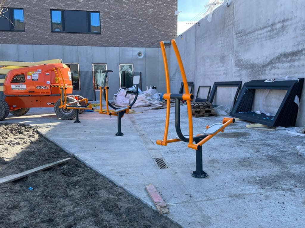 Vertical Press outdoor 5 Topproducten uit de OFM lijn hier in de nieuwbouw van een penitentiaire inrichting in Brussel. Buiten fitness toestellen OFM.