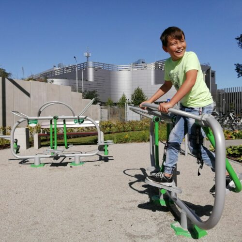 Kinderfitness de Dubbele Airwalker 14 Dit sportieve toestel voor kinderen maakt onderdeel uit van een gezonde leefstijl op schoolpleinen en recreatiegebieden.