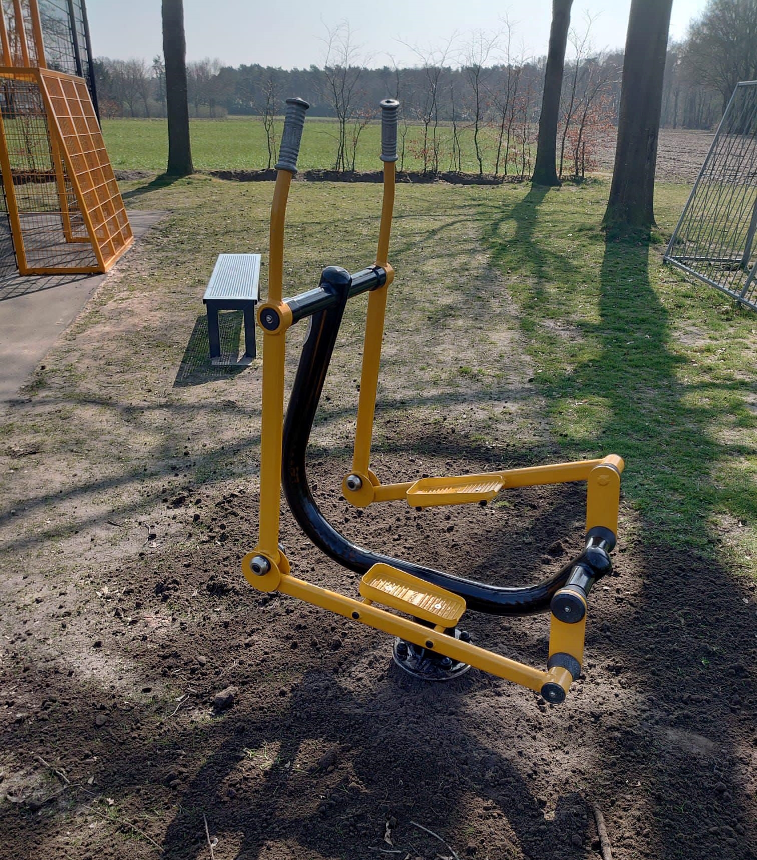 Buitenfitness toestel Surfer 8 Geniet van een veilige en efficiënte training in de buitenlucht met de hoogwaardige fitnesstoestellen van FZL.