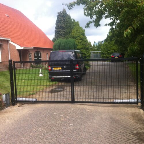 Draaipoorten 15 Onze draaipoorten combineren veiligheid, duurzaamheid en stijl. Leverbaar als enkele of dubbele poort, elektrisch of handbediend. Vraag een offerte aan!