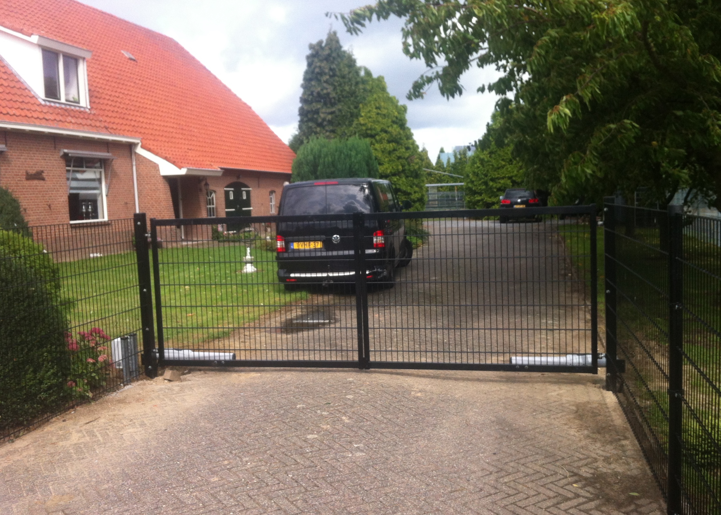 Draaipoorten 3 Onze draaipoorten combineren veiligheid, duurzaamheid en stijl. Leverbaar als enkele of dubbele poort, elektrisch of handbediend. Vraag een offerte aan!