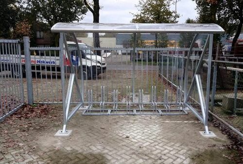 Fietsoverkapping BF1000 - AANBIEDING 97 Overdekte fietsenstalling BF1000 3 meter. Ideaal voor 6 tot 7 fietsen. Hier uitgevoerd met onze meest verkochte fietsenrekken model 4000 (hoog-laag).