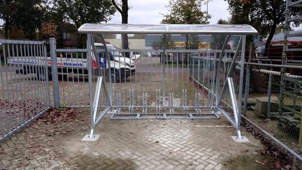 Fietsoverkapping BF1000 - AANBIEDING 40 Overdekte fietsenstalling BF1000 3 meter. Ideaal voor 6 tot 7 fietsen. Hier uitgevoerd met onze meest verkochte fietsenrekken model 4000 (hoog-laag).