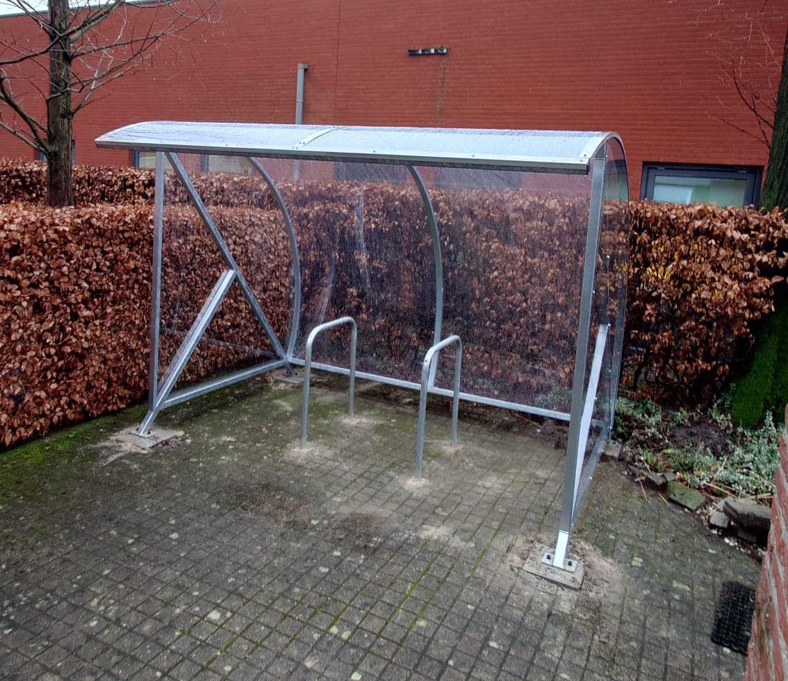 Fietsoverkapping BF1000 - AANBIEDING 45 Onze BF1000 fietsoverkapping in de verzinkte uitvoering uitgevoerd met 2 fietsnietjes (aanleunbeugels. Deze staat in Malden