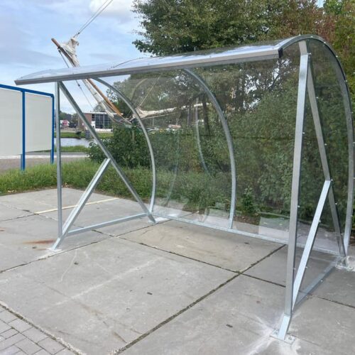 Fietsoverkapping BF1000 - AANBIEDING 91 Bescherm uw fietsen tegen alle weersomstandigheden met de veelzijdige BF1000 fietsoverkapping, die plaats biedt aan 6 tot 8 fietsen en voorzien is van duurzame materialen die bestand zijn tegen intensief gebruik en alle weersinvloeden.