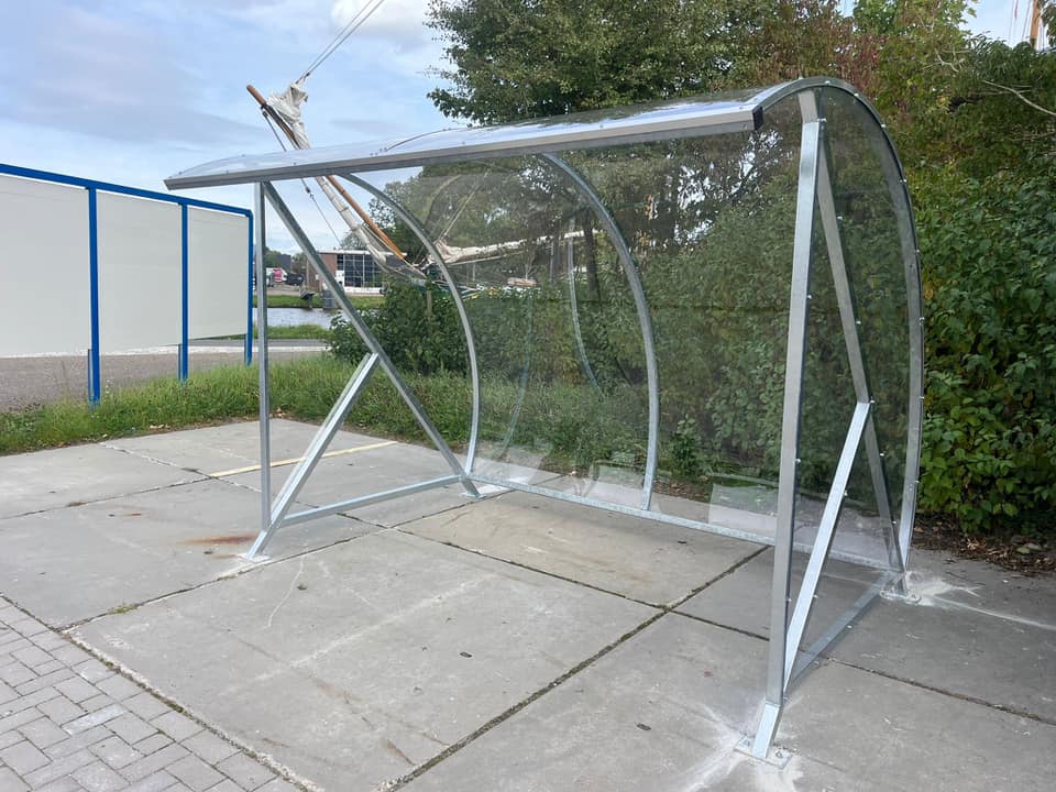 Fietsoverkapping BF1000 - AANBIEDING 34 Bescherm uw fietsen tegen alle weersomstandigheden met de veelzijdige BF1000 fietsoverkapping, die plaats biedt aan 6 tot 8 fietsen en voorzien is van duurzame materialen die bestand zijn tegen intensief gebruik en alle weersinvloeden.