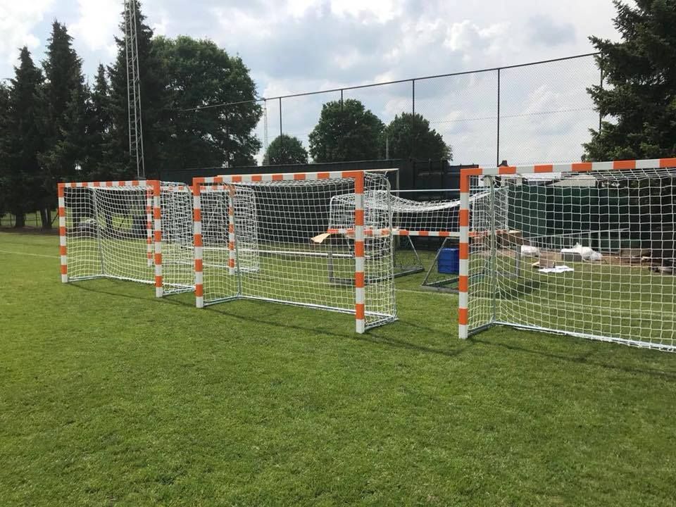 Zaaldoel model HD04 insteek 2 De HD04 handbaldoelen zijn leverbaar in een standaarddiepte van 1 meter en in de IHF-uitvoering van 1,5 meter, volledig conform de internationale handbal federatie richtlijnen.