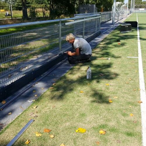 Slagplank Rubber granulaat Hockey 29 Slagplanken voor hockey van massief regeneraat. Dik 5 cm en tevens zijn deze slagplanken voorzien van een pen-gat verbinding.