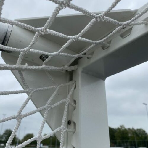 Hockeydoel Superior 50 Op deze afbeelding ziet u goed de ingefreesde nethaken van deze hockeydoelen uit het topsegment.