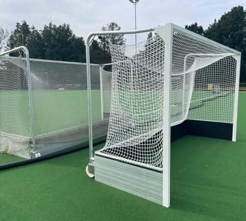 Hockeydoelnetten WK-model 11 Afgebeeld knooploos PP in de kleur wit. Soepel hangende hockeydoelnetten voor een zeer scherpe prijs. Hier in ons wk-model hockeydoel model Superior.