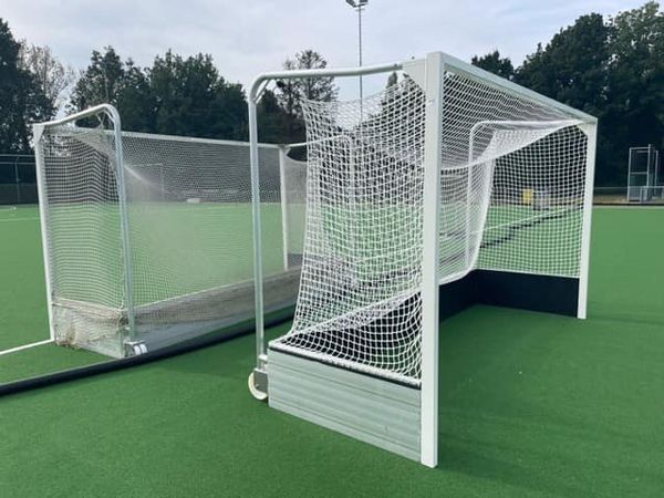 Hockeydoelnetten WK-model 6 Afgebeeld knooploos PP in de kleur wit. Soepel hangende hockeydoelnetten voor een zeer scherpe prijs. Hier in ons wk-model hockeydoel model Superior.
