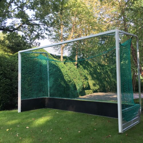 Hockeydoel Superior 27 Hockeydoel WK-model. Deze staat bij een particulier, maar bijvoorbeeld ook de Litouwse Hockeybond heeft voor deze hockeydoelen gekozen.