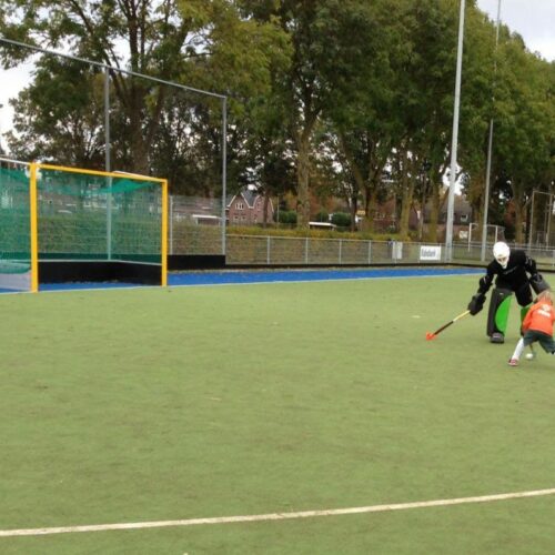 Hockeydoel Superior 34 Onze WK hockeydoelen uitgevoerd in een gele coating bij MHC Venray